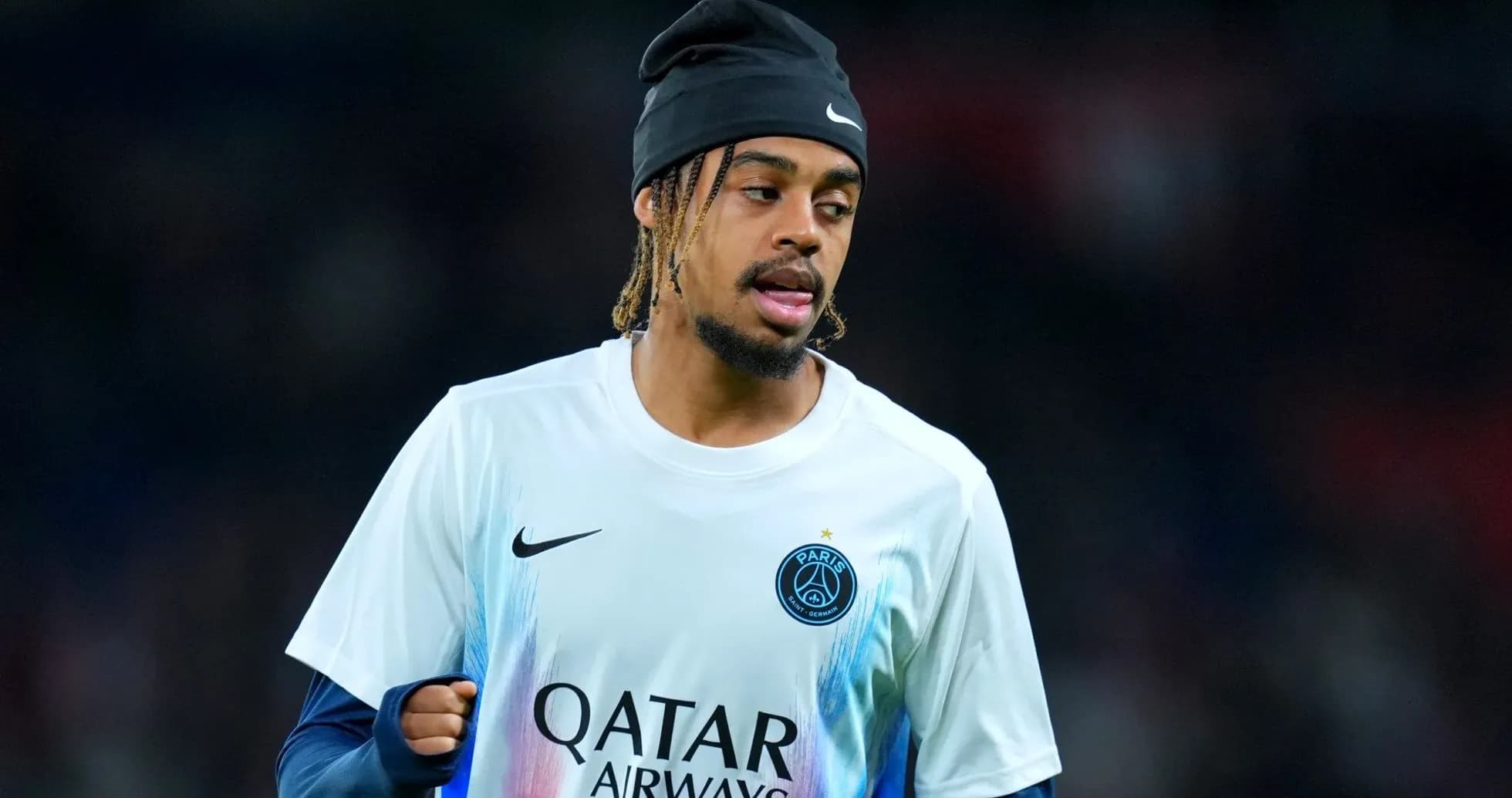 Jugador del PSG calentando antes del partido