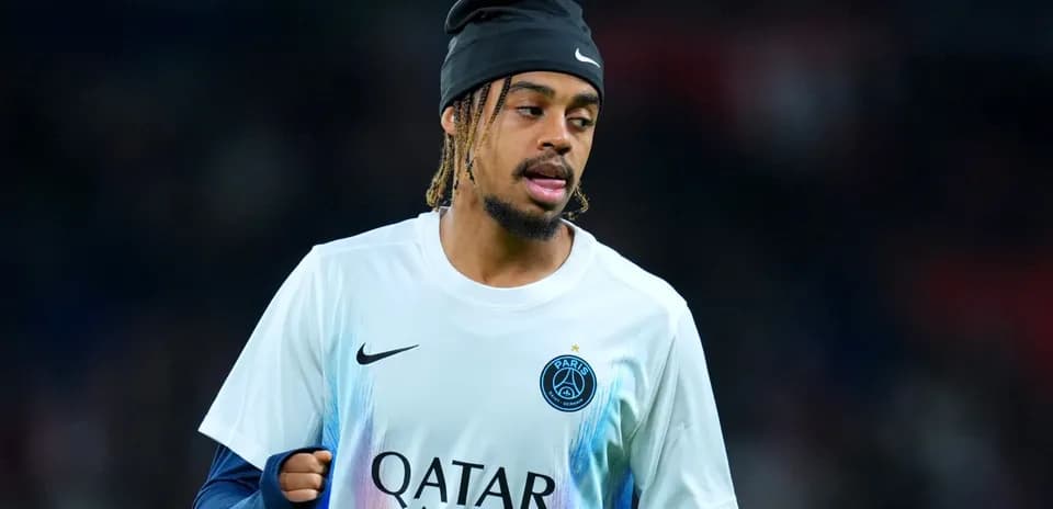 Jugador del PSG calentando antes del partido