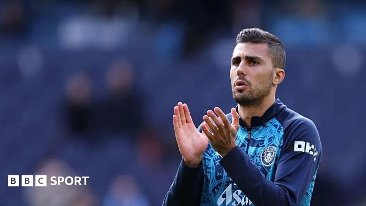 Jugador aplaudiendo en el campo de fútbol