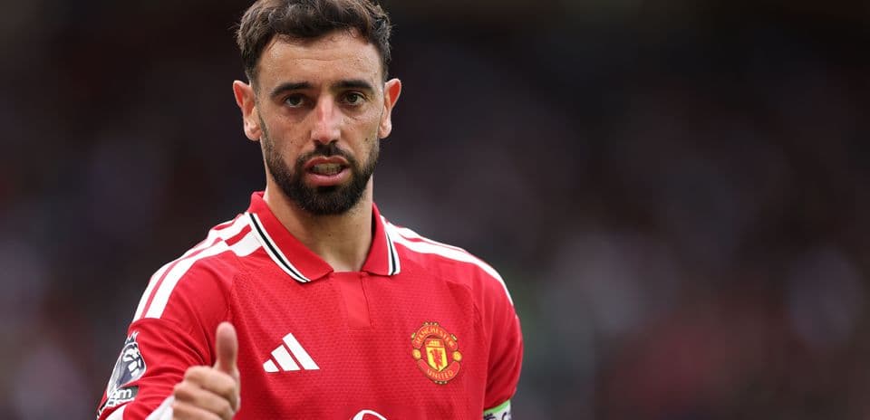 Bruno Fernandes en uniforme de Manchester United con gesto positivo