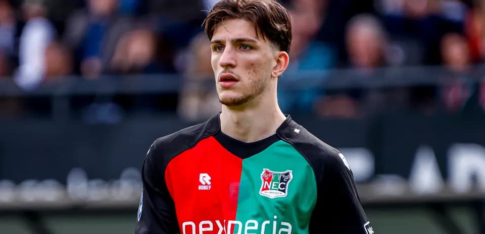 Jugador de NEC Nijmegen en el campo durante el partido