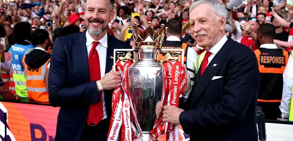 Dirigentes sosteniendo el trofeo de la Premier League