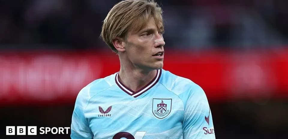 Jugador de Burnley en acción durante el partido