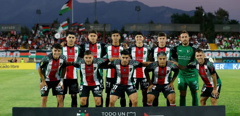 Equipo de Palestino posando antes del partido