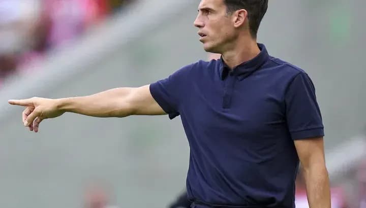 Entrenador señalando durante el partido