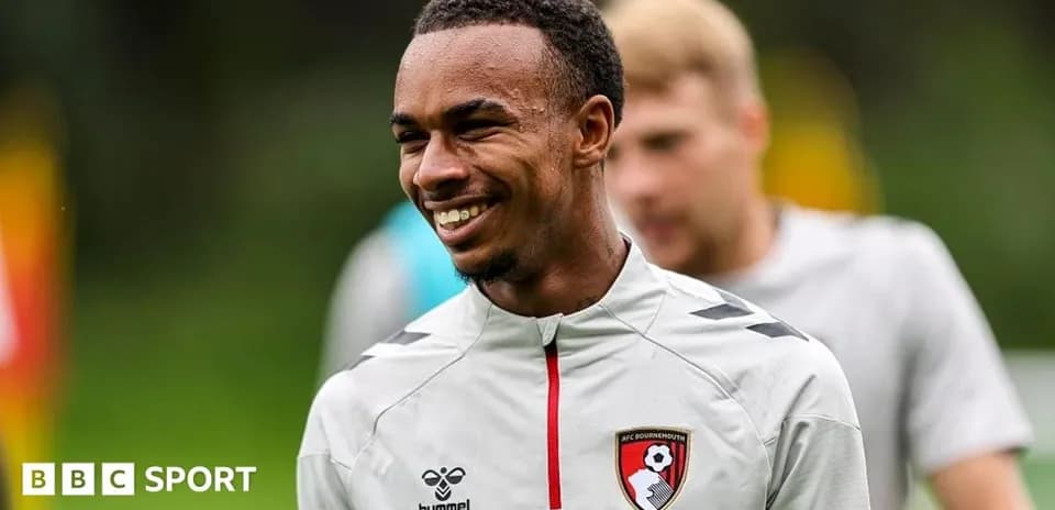 Jugador sonriente durante entrenamiento del AFC Bournemouth