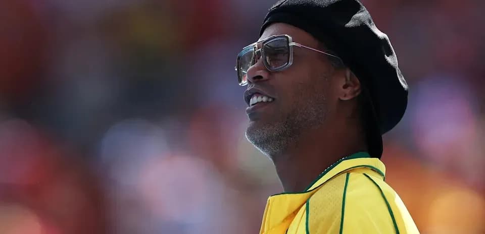Hombre con gafas y gorra en evento deportivo