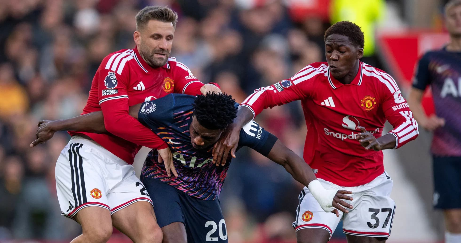 Jugadores de Manchester United disputando el balón