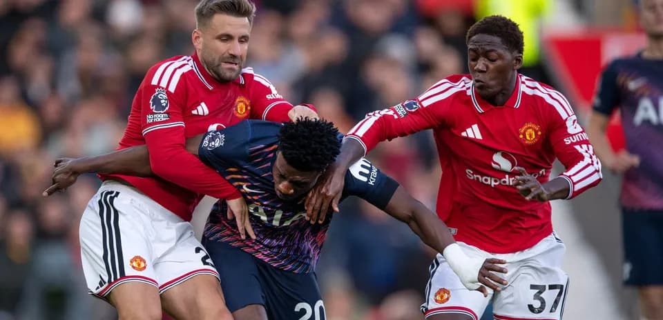 Jugadores de Manchester United disputando el balón