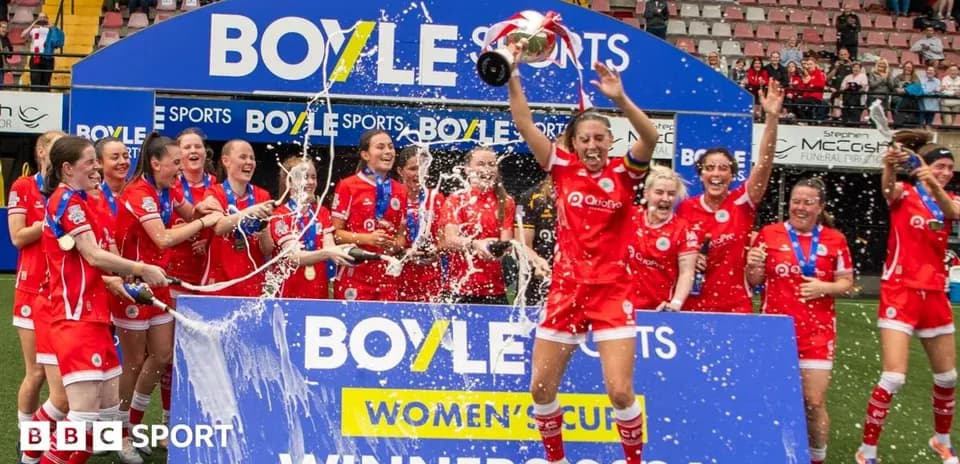 Jugadoras celebrando la victoria en la Boyle Sports Women's Cup