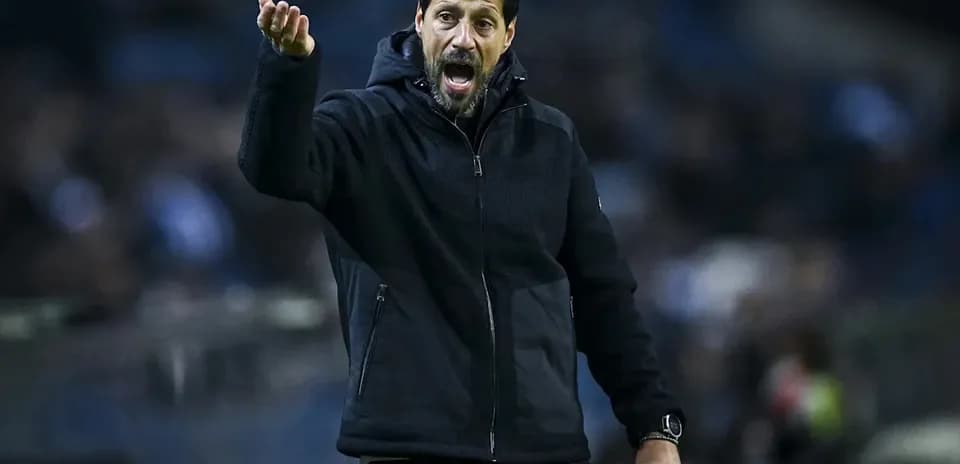 Entrenador dirigiendo a su equipo en el campo