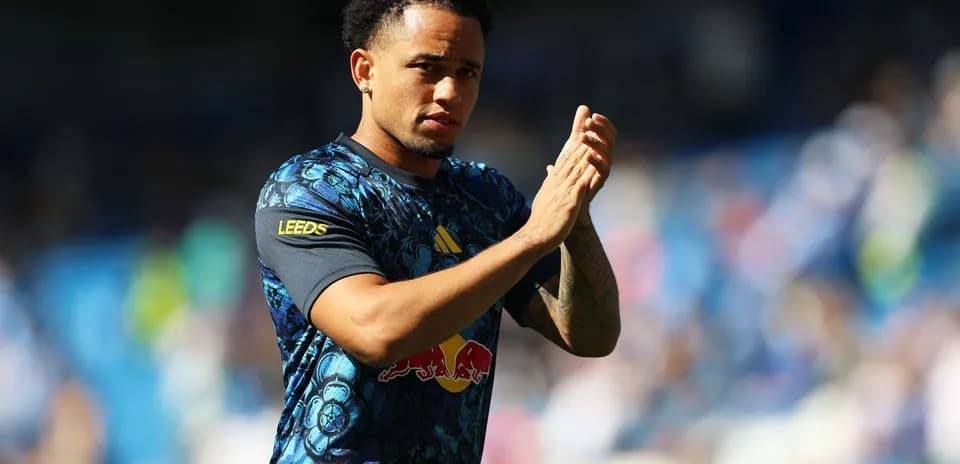 Jugador de Leeds aplaudiendo en el campo