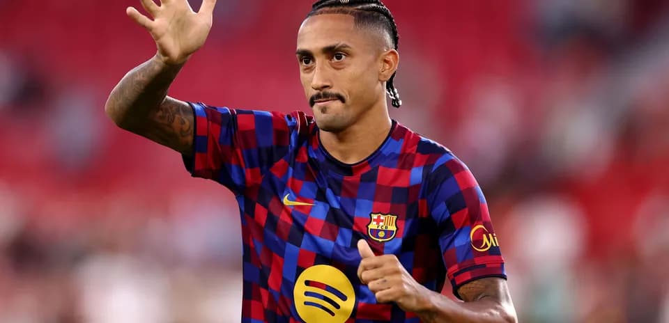 Jugador saludando con camiseta del FC Barcelona