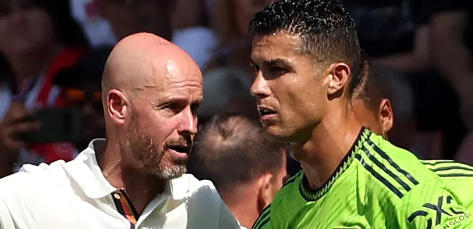 Entrenador hablando con jugador durante el partido