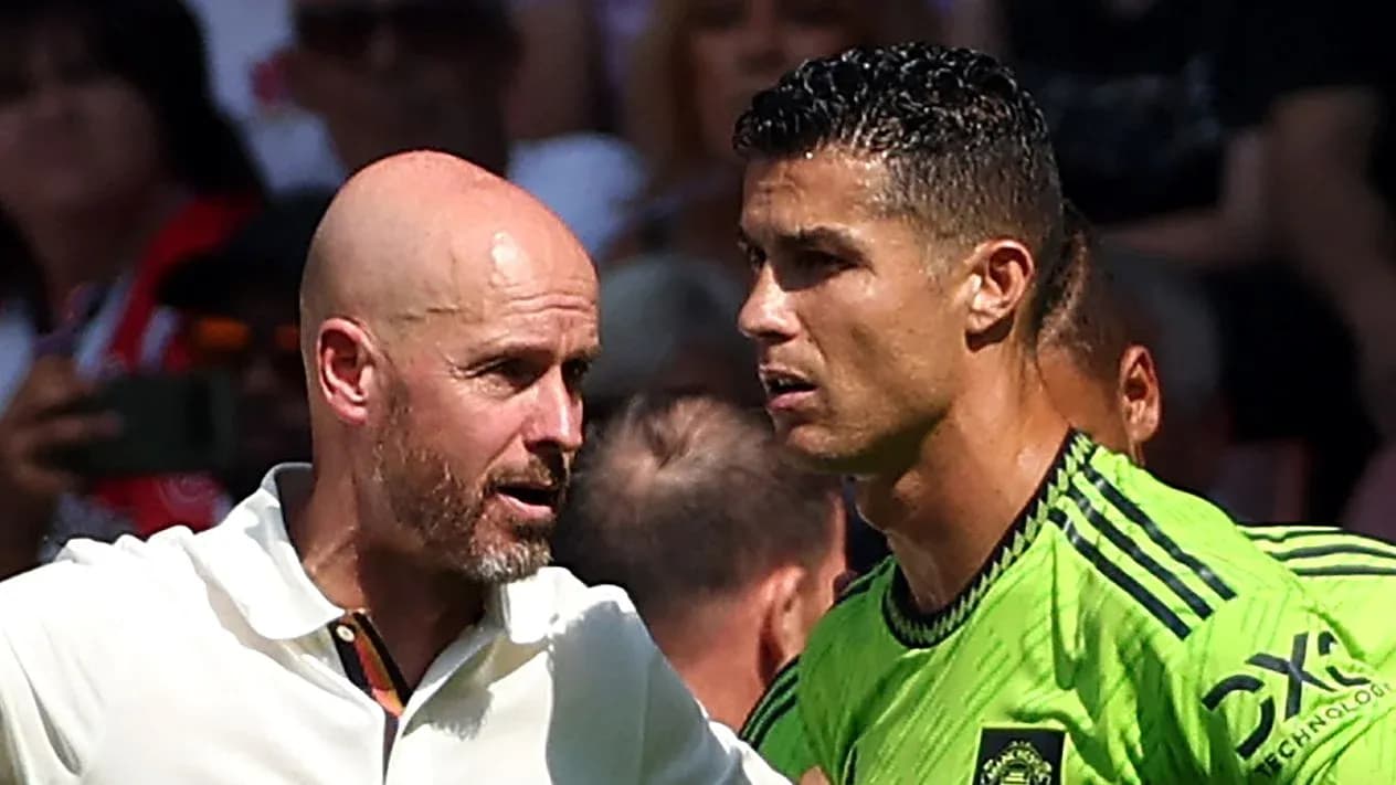 Entrenador hablando con jugador durante el partido