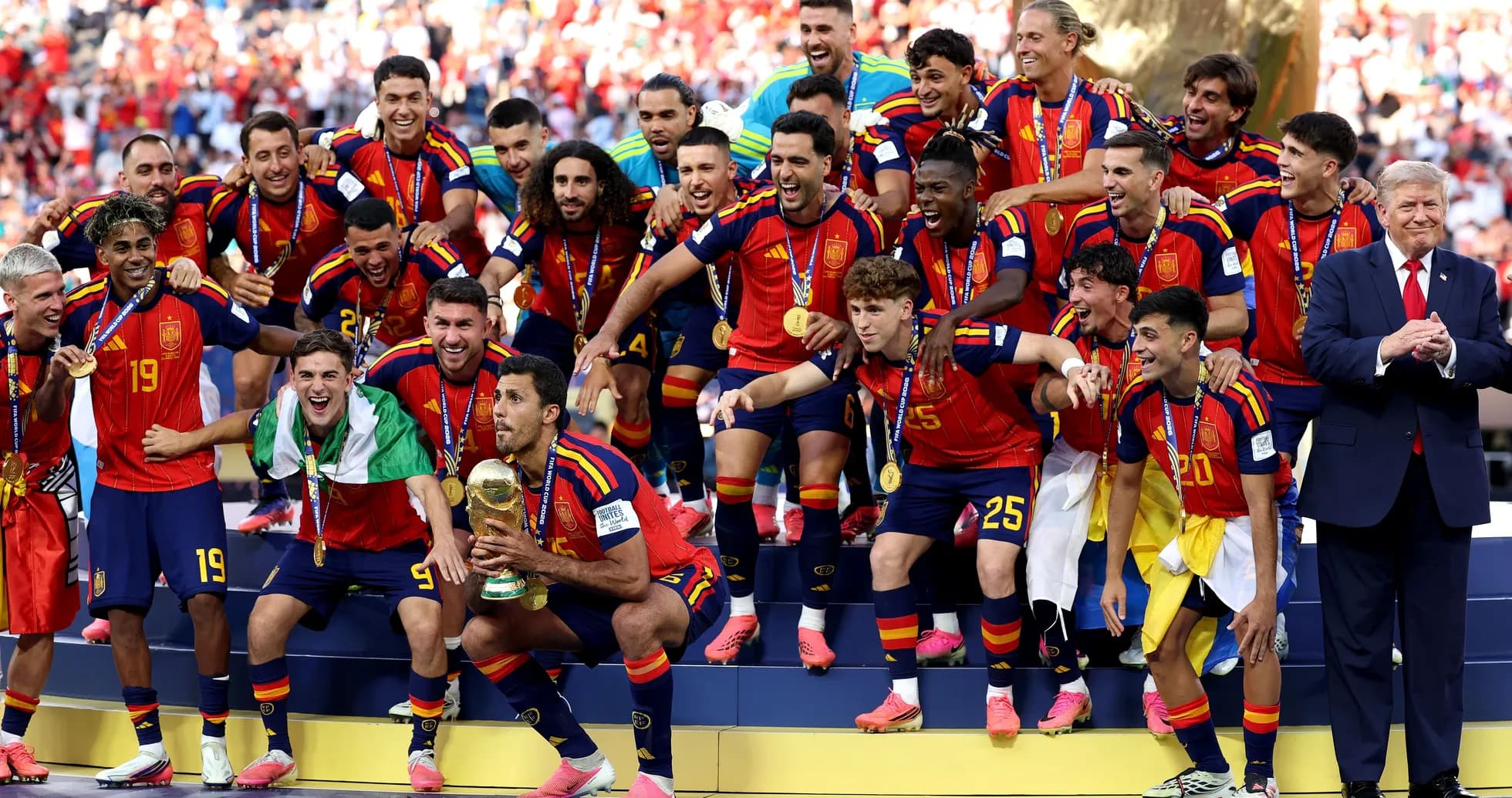 Equipo de España celebrando la victoria con trofeo