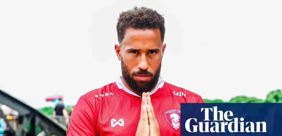 Jugador en uniforme rojo con manos juntas en señal de respeto