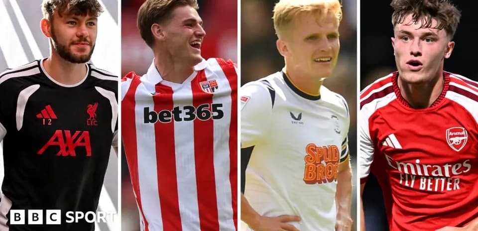 Cuatro jugadores de fútbol en diferentes camisetas