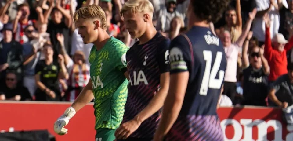 Jugadores de Tottenham caminando tras un partido