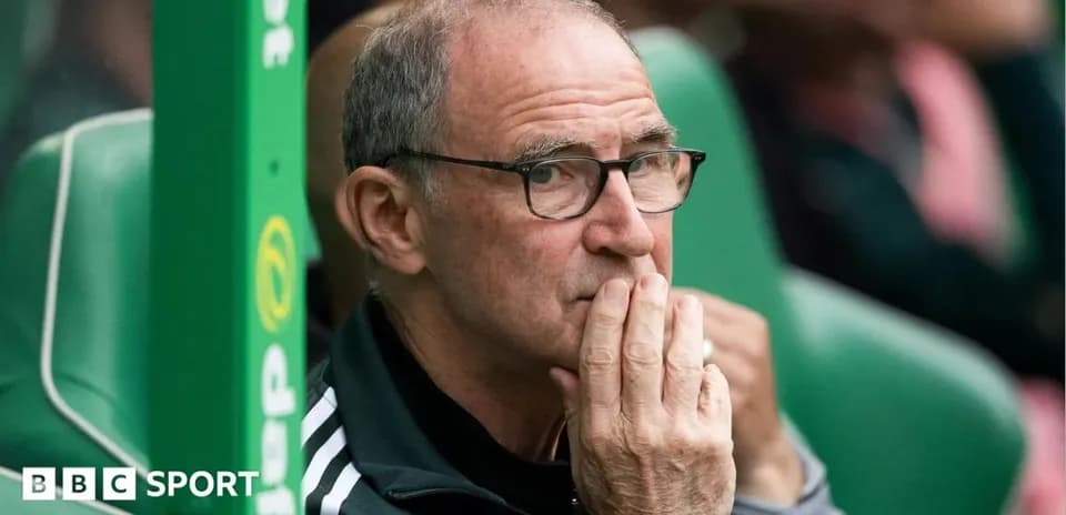 Entrenador en el banquillo durante el partido