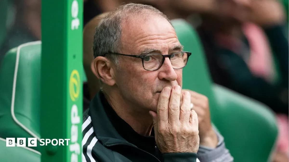 Entrenador en el banquillo durante el partido