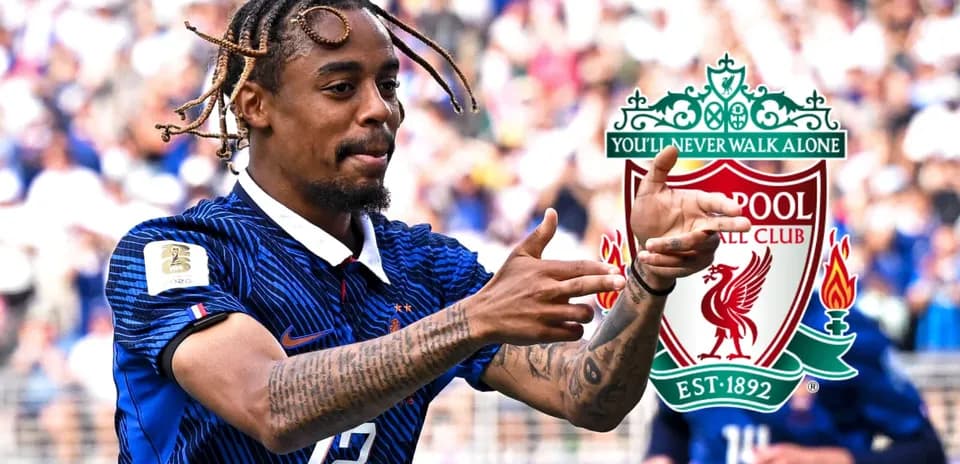 Jugador celebrando con camiseta de Francia y logo de Liverpool