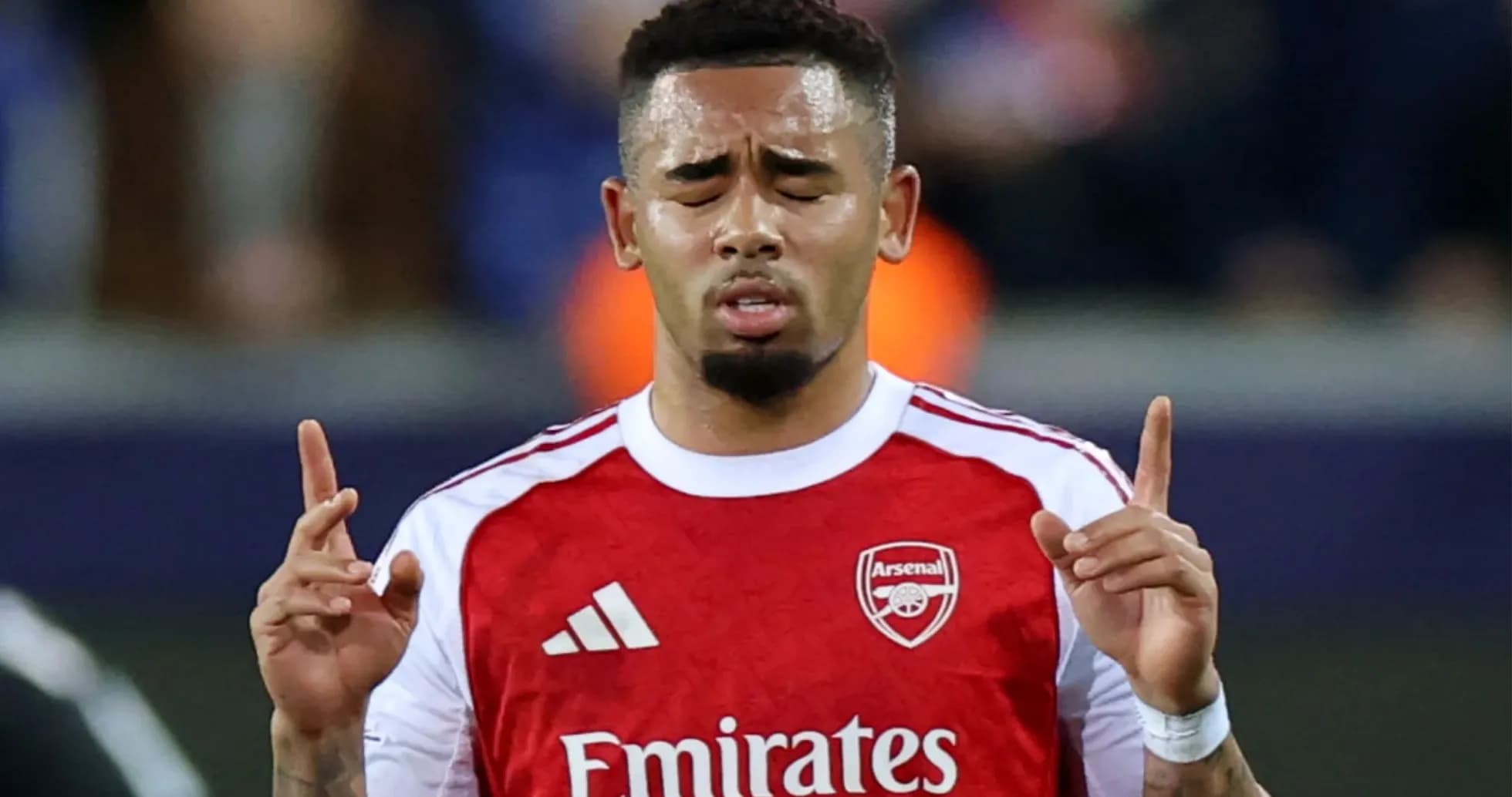 Jugador de Arsenal orando en el campo de juego