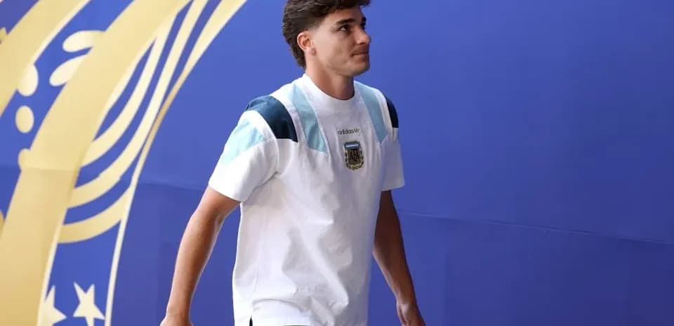 Jugador entrando con camiseta de Argentina