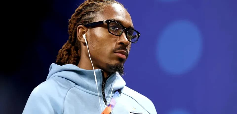 Jugador de Inglaterra con auriculares en la zona mixta