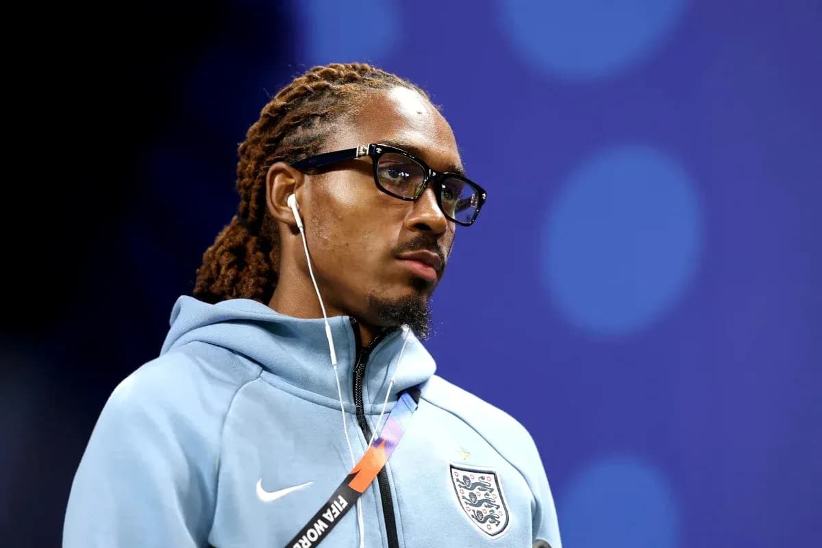 Jugador de Inglaterra con auriculares en la zona mixta