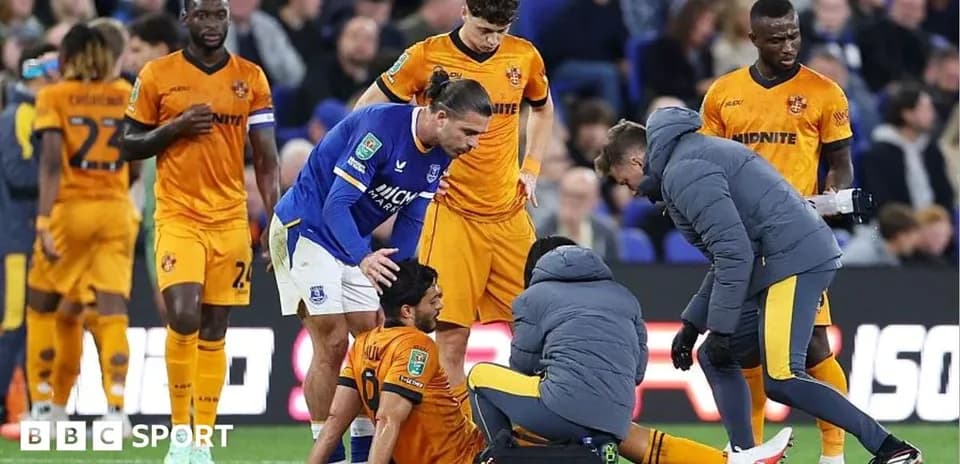 Jugadores y personal médico atendiendo a un jugador lesionado