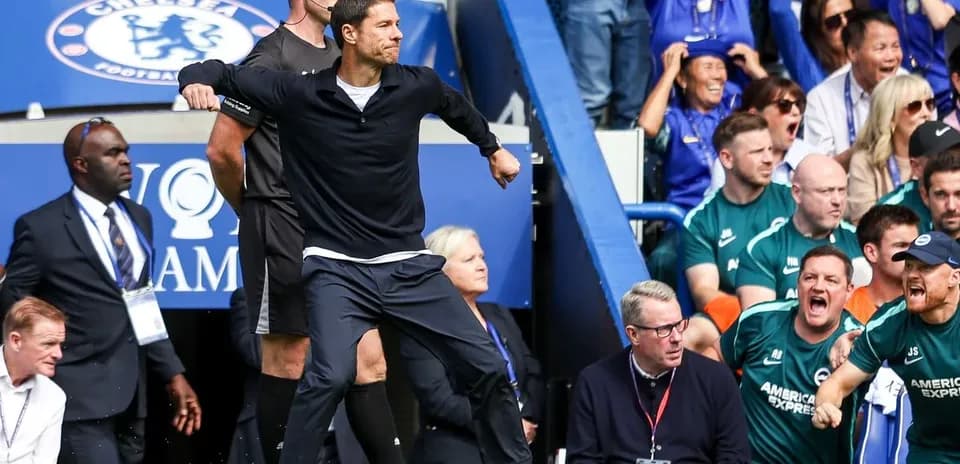 Entrenador celebrando en la banda durante el partido