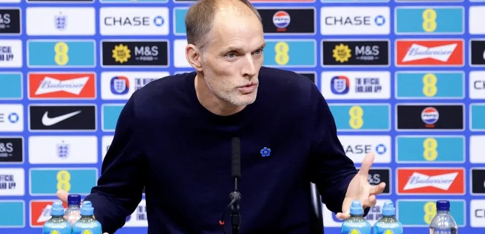 Entrenador hablando en la conferencia de prensa