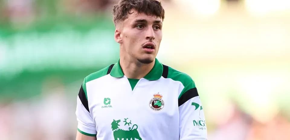 Jugador de Racing Santander en uniforme durante el partido