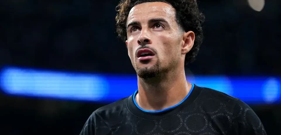 Jugador con camiseta negra mirando hacia arriba