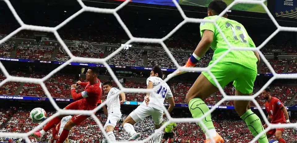 Jugador lanzando el balón en partido de fútbol