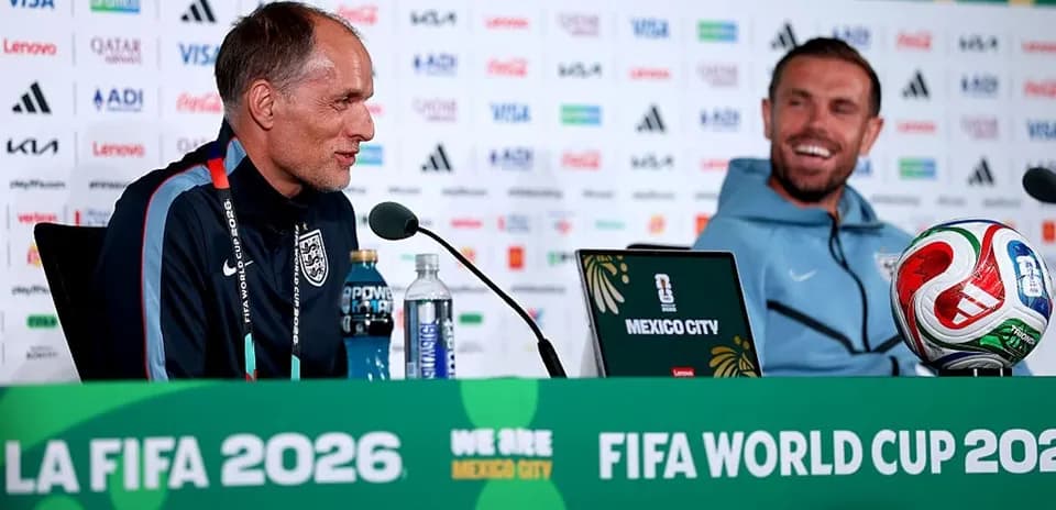 Entrenador y jugador en conferencia de prensa