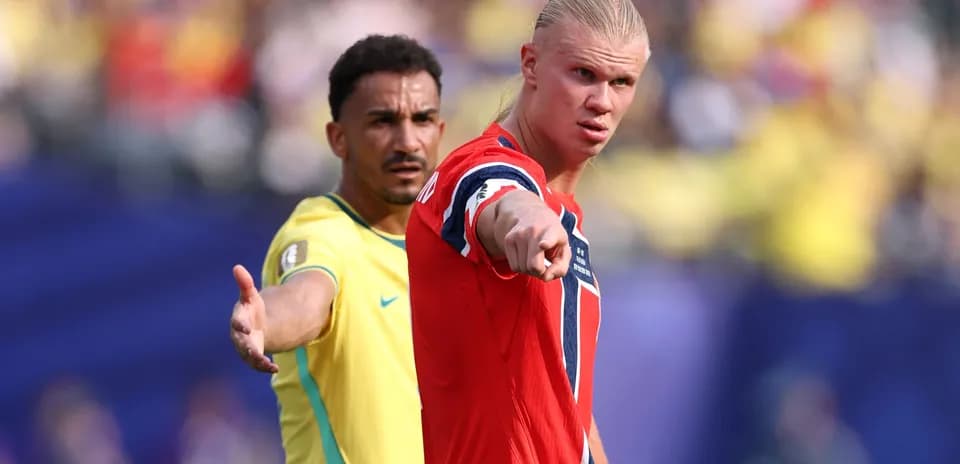 Jugadores de Noruega y Brasil en un partido
