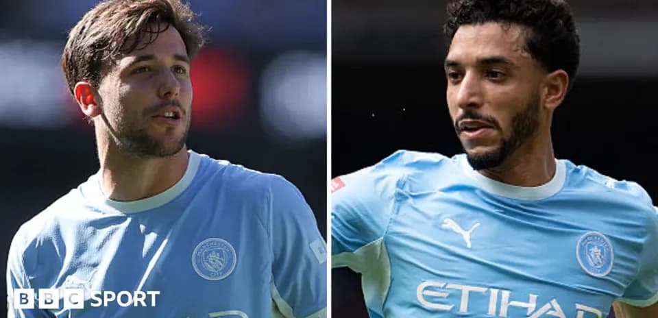 Dos jugadores de Manchester City en uniformes azul claro