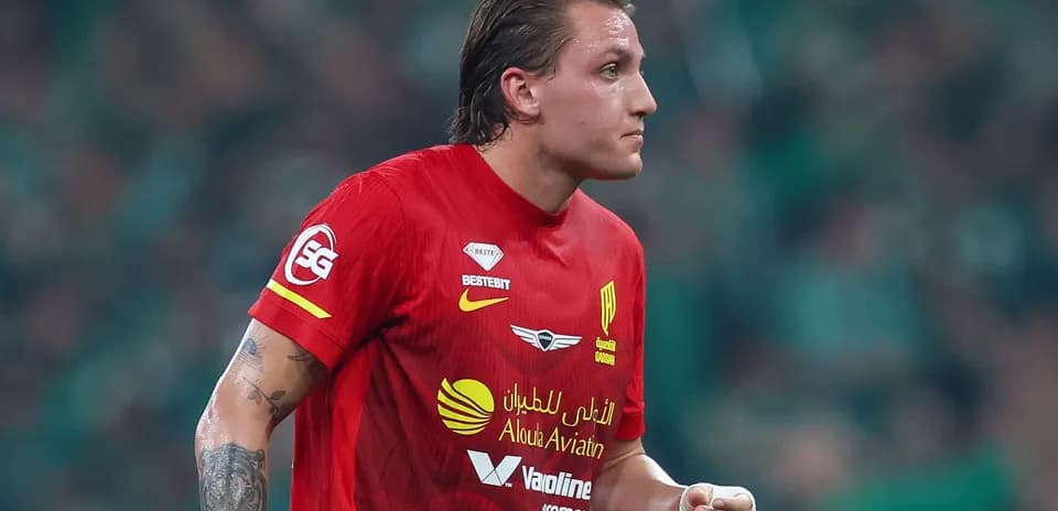 Jugador en uniforme rojo durante partido de fútbol