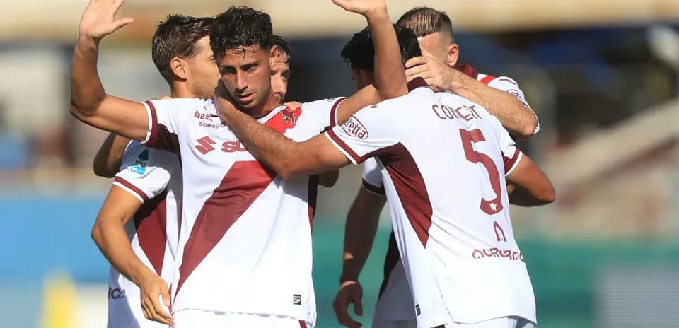 Jugadores celebrando un gol durante el partido