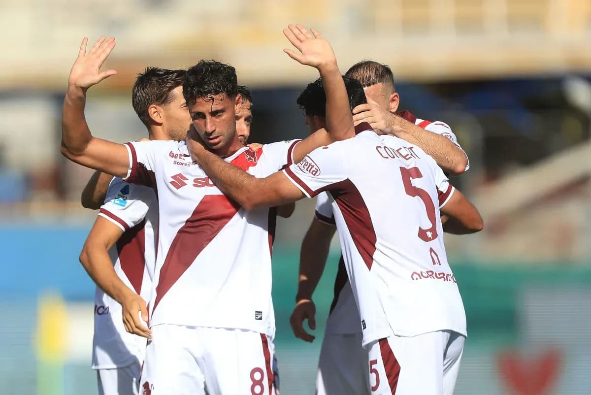Jugadores celebrando un gol durante el partido