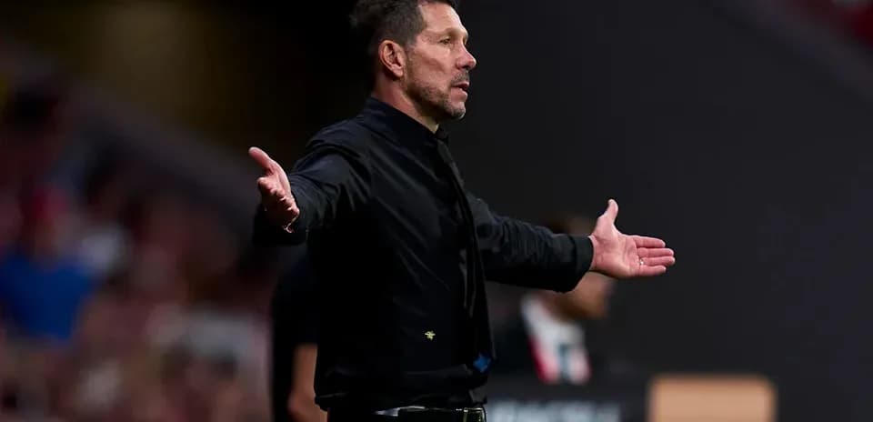 Entrenador gesticulando durante el partido en el banquillo