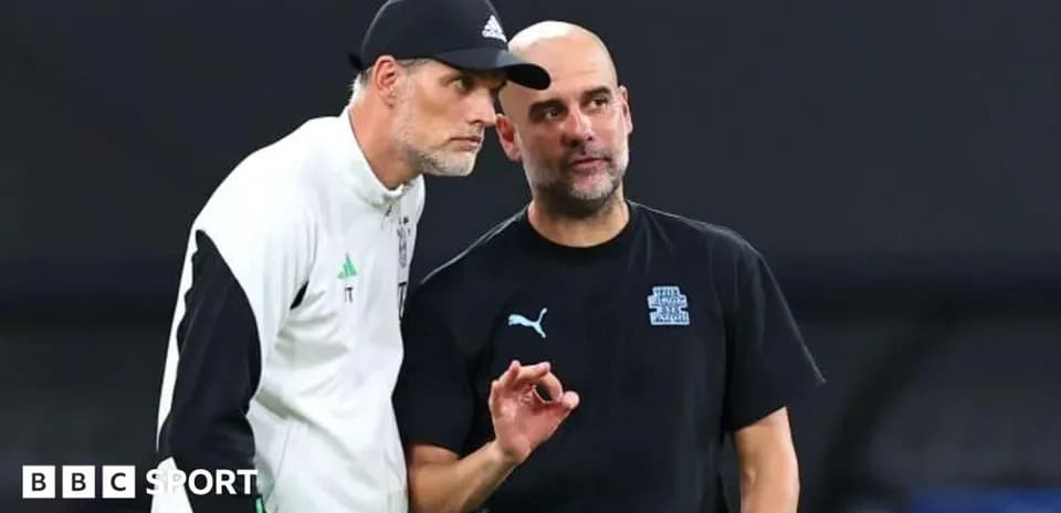 Entrenadores conversando en la línea de banda