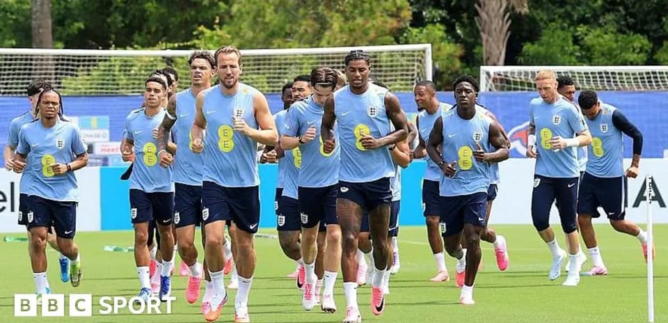 Jugadores de Inglaterra corriendo durante sesión de entrenamiento