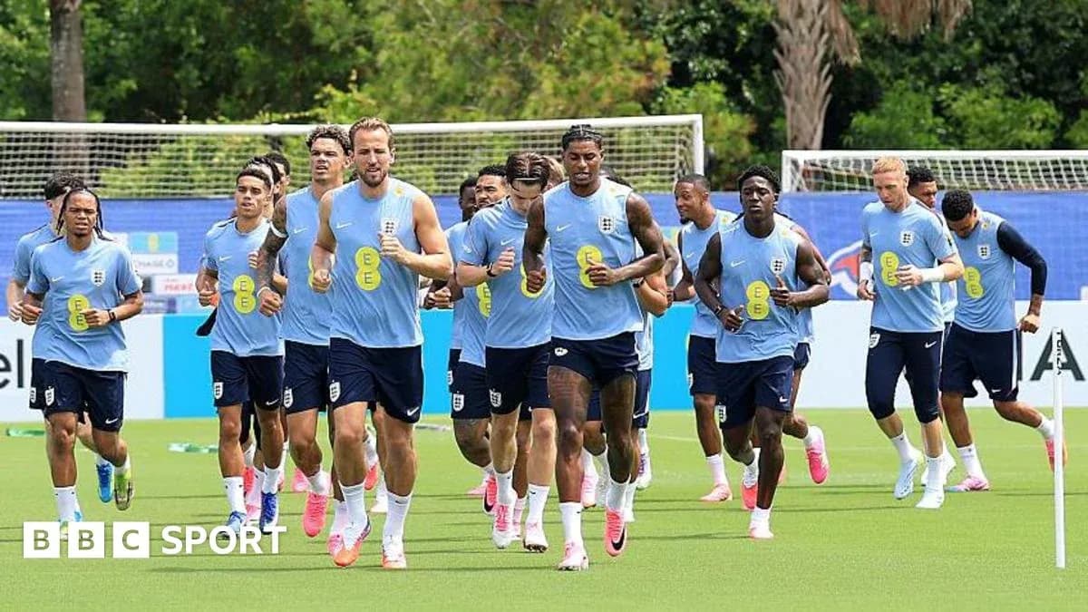 Jugadores de Inglaterra corriendo durante sesión de entrenamiento