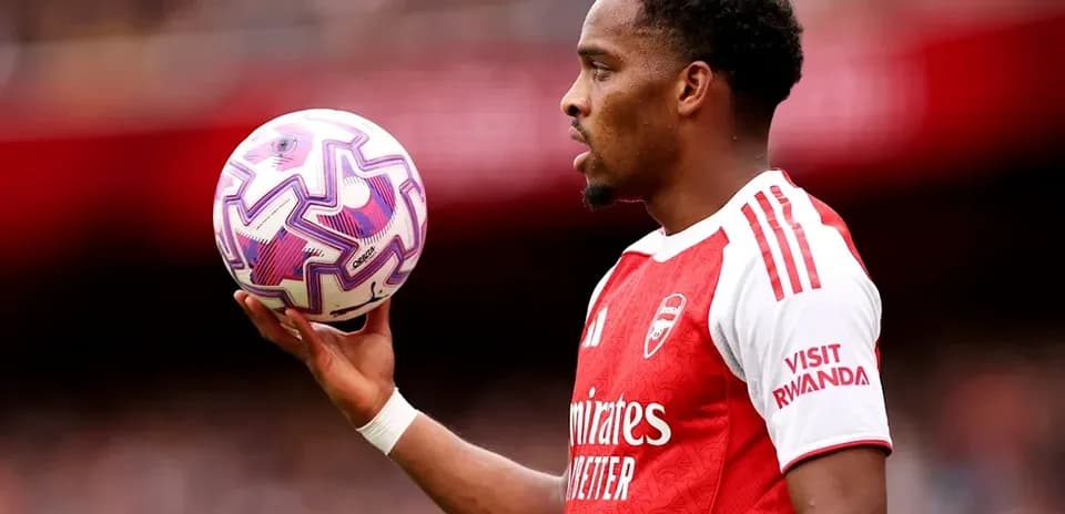 Jugador sosteniendo el balón durante partido de fútbol