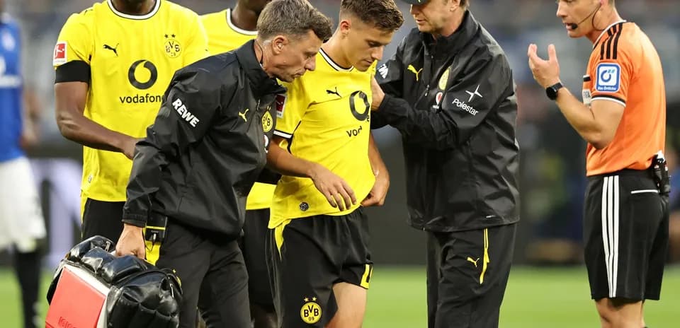 Jugadores de Borussia Dortmund reciben atención médica en el campo