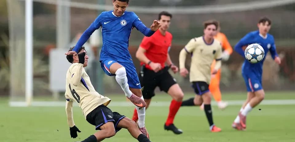 Jugador de Chelsea esquivando a un oponente en el campo