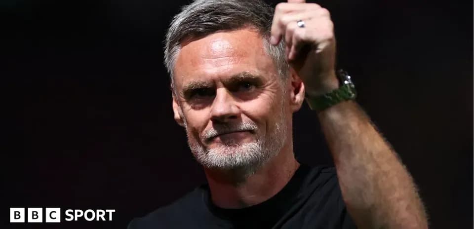 Entrenador haciendo un gesto positivo durante el partido